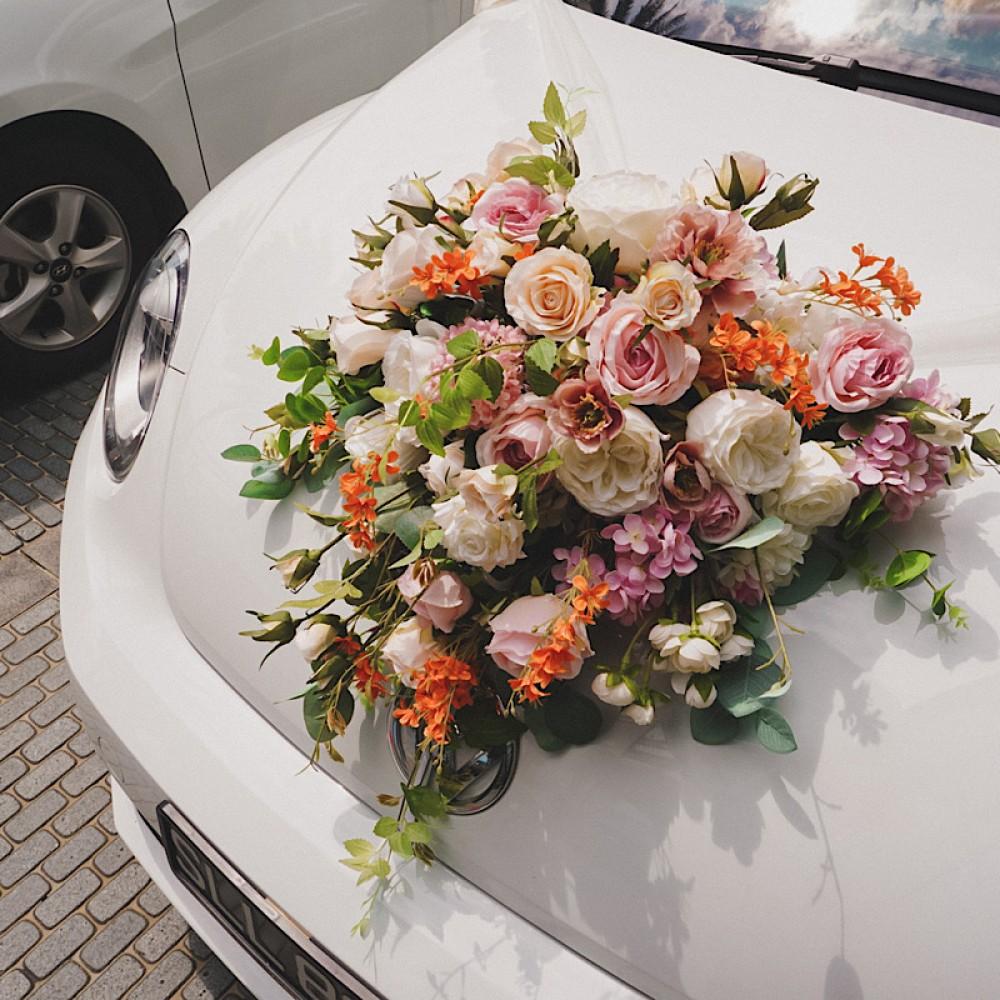 choosing-wedding-flower-arrangements-for-your-wedding-car-4